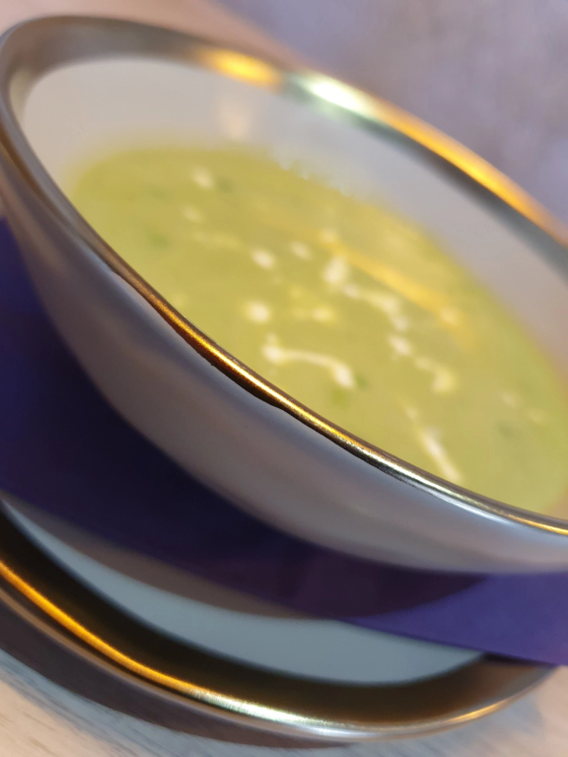 KochBAR Emsdetten – Kochstudio – Dieses Gericht ist ein Thai-Curry, wahrscheinlich ein grünes oder rotes Hühnercurry, erkennbar an der cremigen Kokosmilchbasis und den leuchtenden Farben.