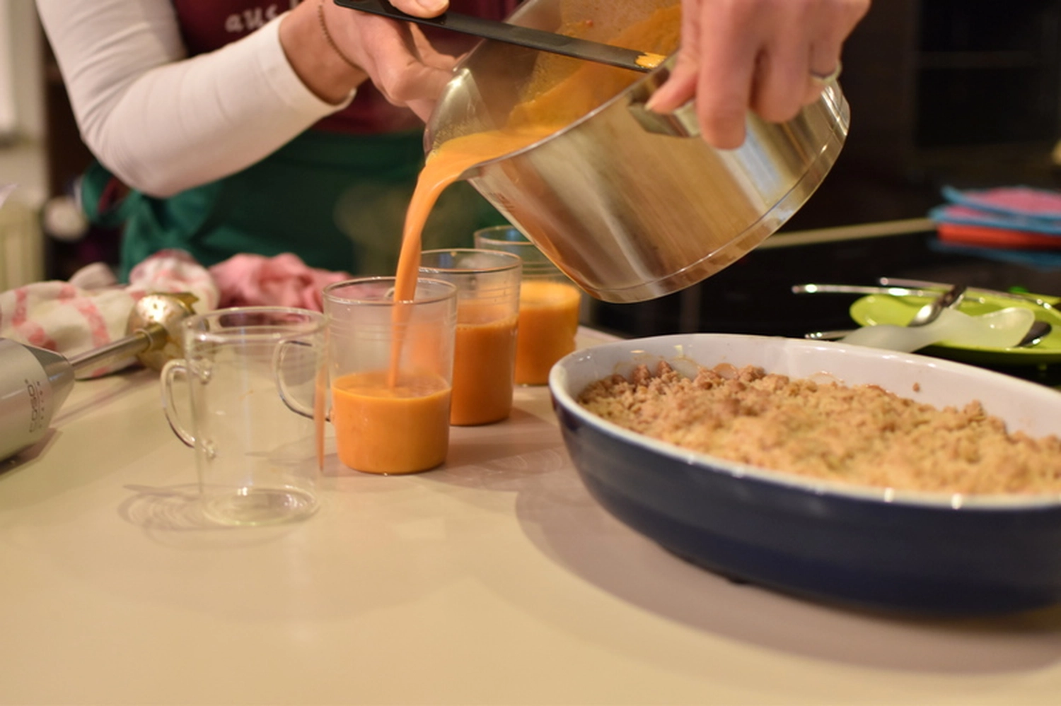 KochBAR Emsdetten – Kochstudio – Dieses Bild zeigt offenbar einen virtuellen Kochkurs oder eine Live-Übertragung einer Kochvorführung aus einer privaten Küche.