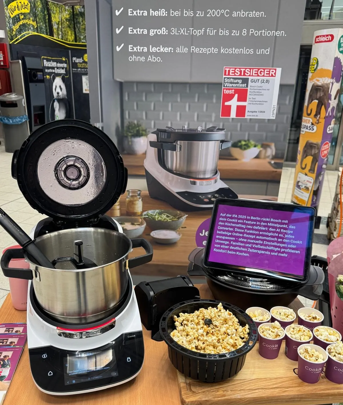 KochBAR Emsdetten – Kochstudio – Hier sehen Sie zwei Bosch Cookit Multifunktions-Küchenmaschinen mit Kochfunktionen und 27 Funktionen, darunter Zerkleinern, Pürieren und Dämpfen.