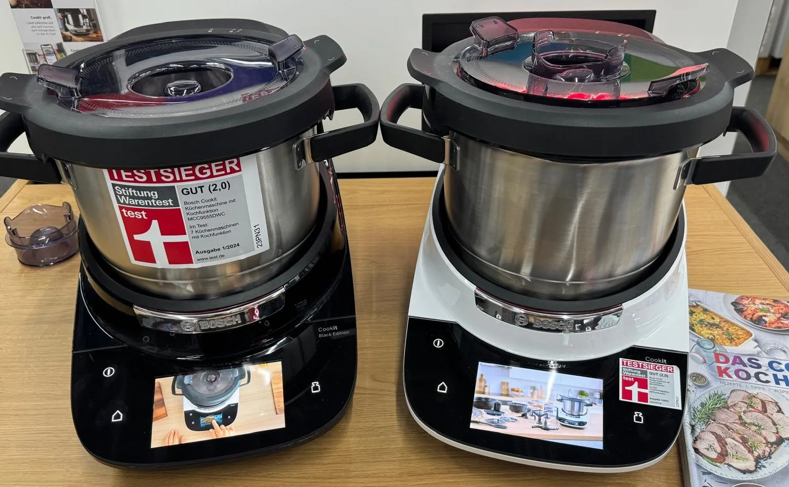 KochBAR Emsdetten – Kochstudio – Hier sehen Sie zwei Bosch Cookit Multifunktions-Küchenmaschinen mit 27 Funktionen, darunter Zerkleinern, Pürieren und Dämpfen.